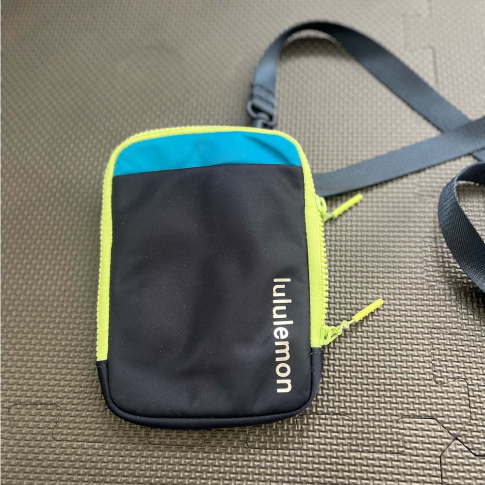 Lululemon easy access crossbody